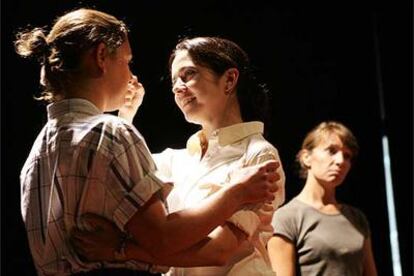 Beatriz Gras, Nerea Martn y Susana Hernndez, durante un ensayo de &#39;Sentido del deber&#39;.