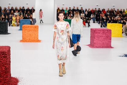 Un momento del desfile de Loewe, comandada por el diseñador Jonathan Anderson, en París, el 3 de marzo de 2023.