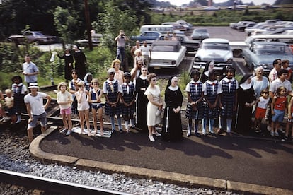 Otra de las imágenes de la serie 'RFK Funeral Train', donde se ve a unas monjas y a unas niñas vestidas de uniforme que han salido a homenajear al senador.