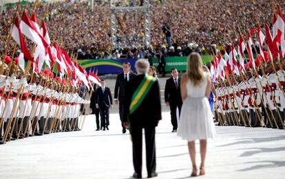 El presidente saliente de Brasil, Miguel Temer, (de espaldas) espera junto a su esposa la llegada de Bolsonaro y su mujer en el palacio de Planalto.