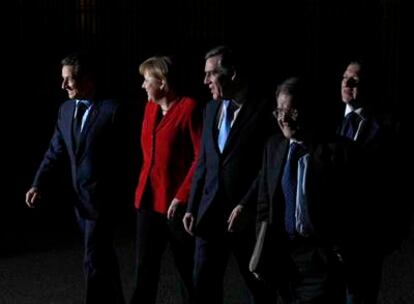 Nicolas Sarkozy, Angela Merkel, Gordon Brown, Romano Prodi y José Manuel Durão Barroso abandonan Downing Street tras la reunión ayer en Londres.