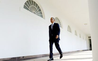 El presidente Obama camina por la Casa Blanca hacia el Despacho Oval. 