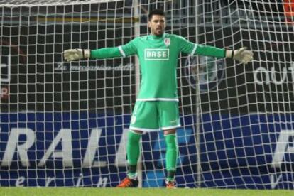 Víctor Valdés en el seu partit de debut amb l'Standard de Lieja.