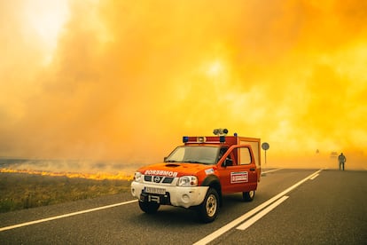 El empeoramiento del incendio obligó a desalojar la tarde de este sábado cinco nuevos pueblos. Por la mañana los vecinos de siete de los 14 evacuados en un primer momento ya habían podido volver a sus casas.