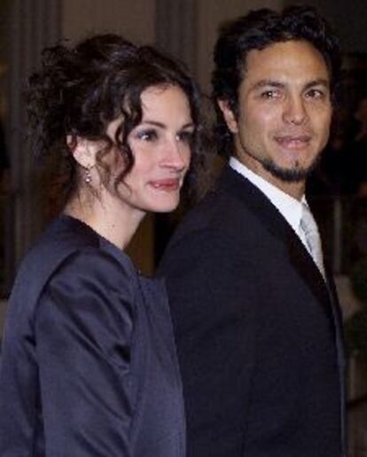 Julia Roberts posa con su novio Benjamin Bratt, antes de recibir el premio.