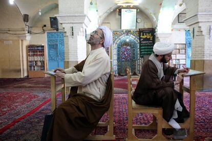 Dos iraníes ejercen su derecho al voto en un colegio electoral en Qom.