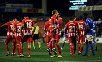 El delantero francés del Atlético de Madrid Antoine Griezmann, centro, celebra tras marcar el cuarto gol ante el Lleida durante el partido de ida de los octavos de final de la Copa del Rey.