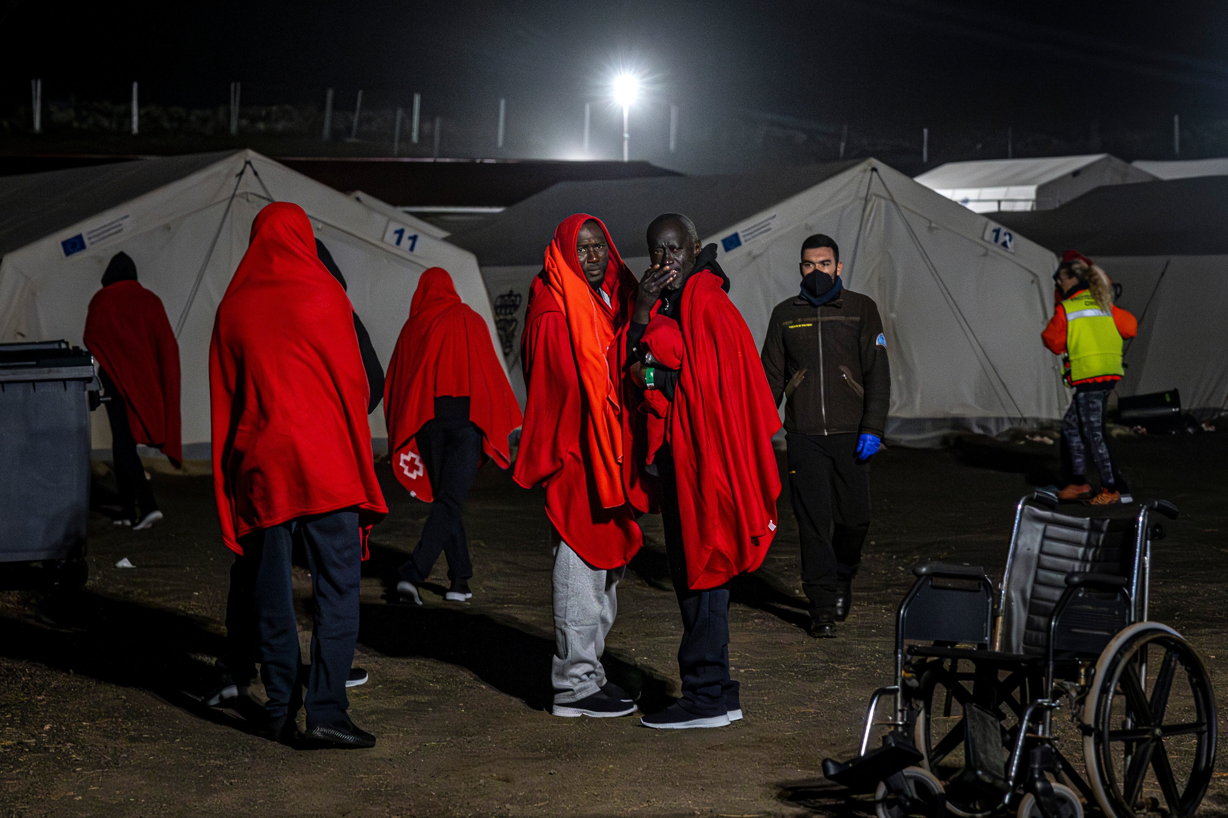 El campamento policial, que cuenta con calefacción y duchas, es una novedad. Antes, los migrantes pasaban las primeras horas en un polideportivo sin techo o en las estancias improvisadas de un monasterio. 