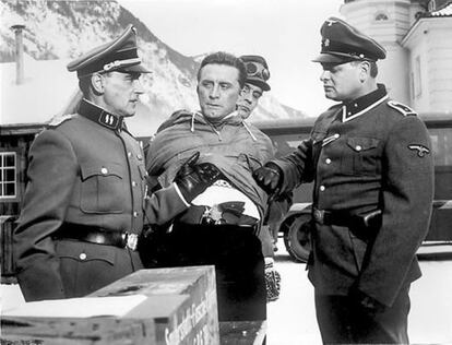 Kirk Douglas, en el papel de resistente noruego, vive una situación delicada en Los héroes de Telemark.