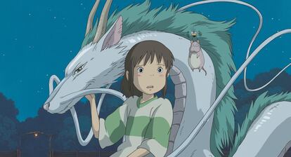 Chihiro y Haku, transformado en dragón, en 'El viaje de Chihiro'.