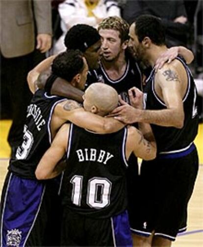 Los jugadores del Sacramento Kings celebran la victoria.