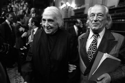 Dolores Ibárruri, en la primera sesión de las Cortes democráticas, junto al poeta Rafael Alberti.