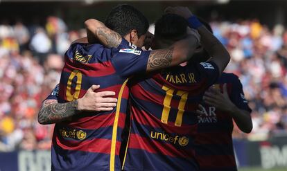Los jugadores del Barça celebran el tercer gol.