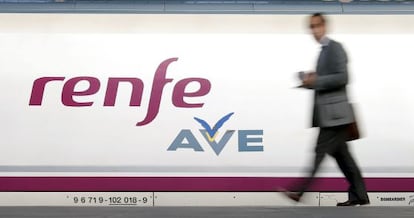 Un pasajero se dispone a subir a un AVE de Renfe.