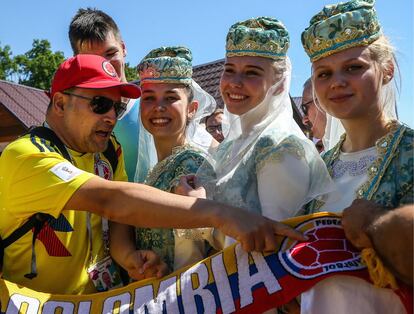 Aficionado de la selección colombiana y mujeres vistiendo traje tradicional ruso en Kazan durante el Mundial 2018.