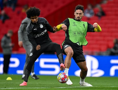 Mats Hummels en acción, durante el último entrenamiento del Borussia Dortmund antes de enfrentar al Real Madrid.