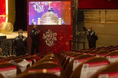 Personal de seguridad antes del inicio del sorteo de Navidad en el Teatro Real, este martes.