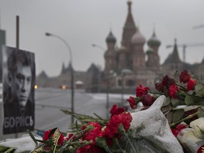 Homenagem a Nemtsov no local onde ele foi assassinado.