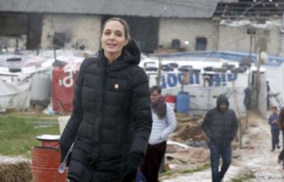 Angelina Jolie visita uno de los centros de refugiados del Líbano.