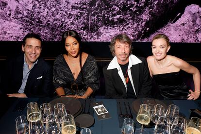 El marido de la presidenta no ejecutiva de Inditex, Marta Ortega, Carlos Torretta; la actriz Naomi Campbell; Marta Ortega, y el diseñador de moda Pierpaolo Piccioli, durante la celebración social previa a la inauguración de la exposición de Peter Lindbergh en A Coruña, Galicia, el 1 de diciembre de 2021.