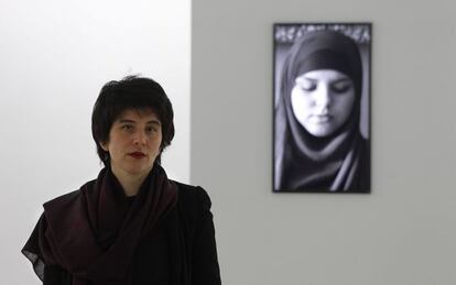 La artista Fiona Tam (Pekan Baru, Indonesia, 1996), ante una de las piezas de su instalación de vídeo 'Seven', en el Centro Andaluz de Arte Contemporáneo.