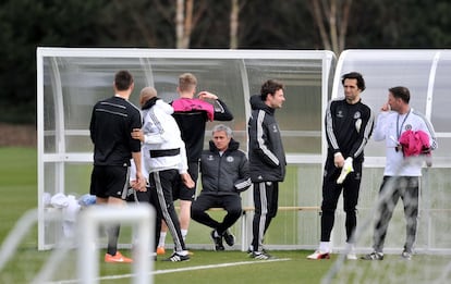 El entrenador del Chelsea, Jose Mourinho, da instrucciones a su equipo durante el entrenamiento previo a la Champions.