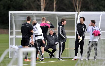 El entrenador del Chelsea, Jose Mourinho, da instrucciones a su equipo durante el entrenamiento previo a la Champions.