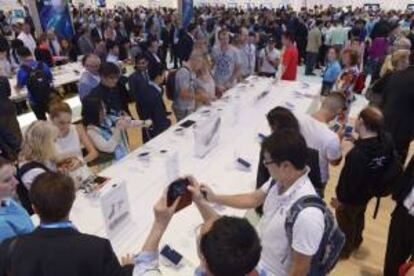 Visitantes asisten a la Feria de Tecnología IFA en el expositor de Samsung en Berlín (Alemania). EFE/Archivo