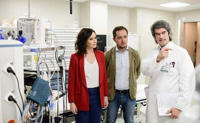 Carlos Mur (dcha), junto a Isabel Díaz Ayuso y Sergio López, un cargo del PP en Fuenlabrada, durante una visita de la hoy presidenta al Hospital de Fuenlabrada en la campaña para las elecciones autonómicas de mayo de 2019.