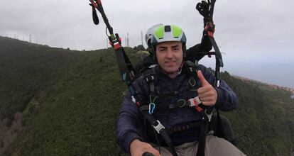 Manolo Domínguez, candidato del PP al parlamento canario, graba desde un parapente los atascos en la TF-5.