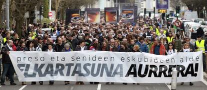La asociación de familiares de presos de ETA Etxerat convocó el día 25 una protesta por la detención de cuatro personas acusadas de formar parte del entramado de apoyo a reclusos.
