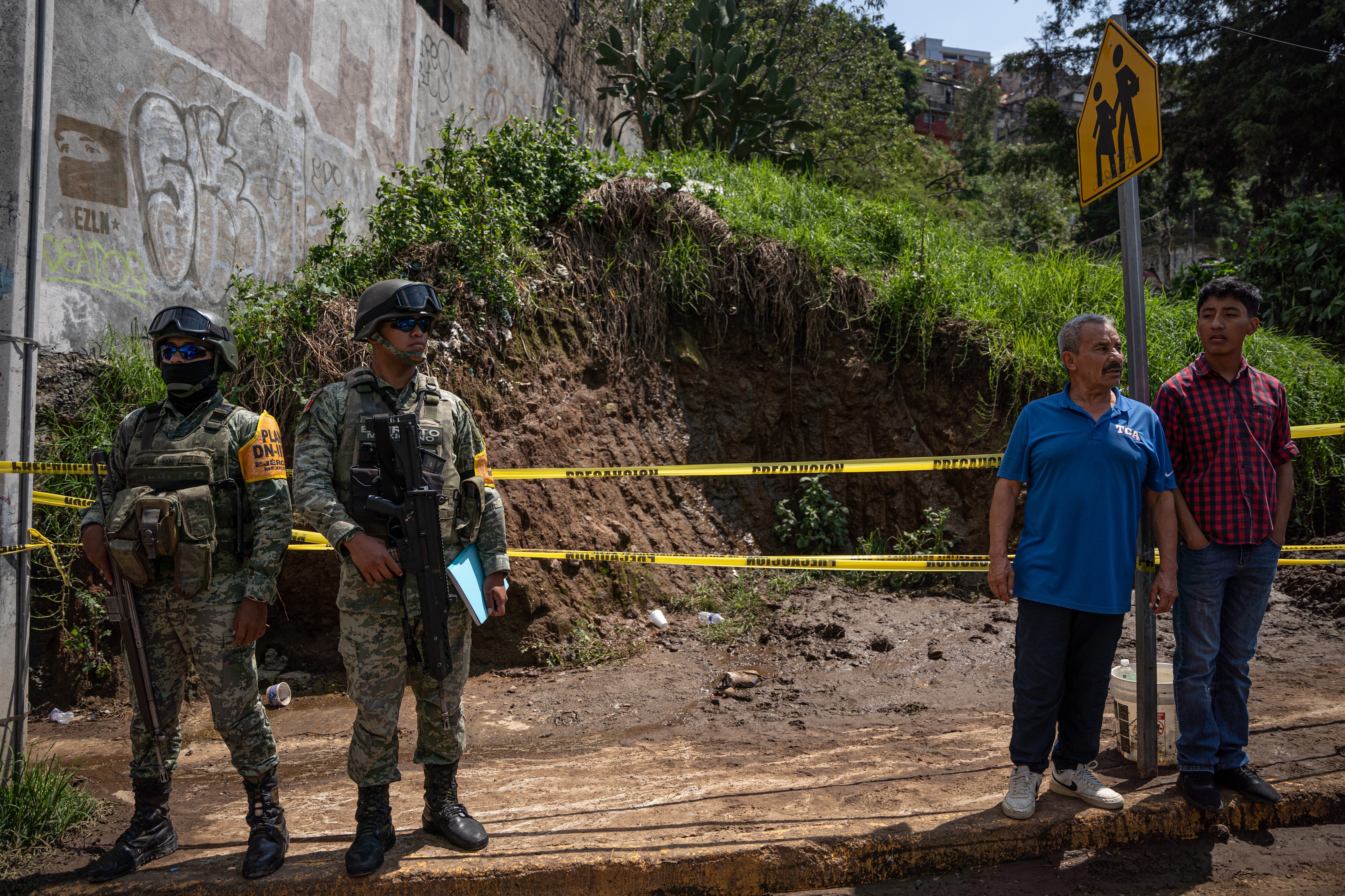 Elementos del Ejército resguardan la zona del deslave ocasionado por las fuertes lluvias en Naucalpan, Estado de México.