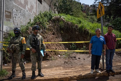 Army personnel guard the area of ​​the landslide caused by heavy rains in Naucalpan, State of Mexico.