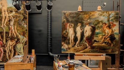 Los especialistas en restauración de pintura proceden a verdaderas operaciones quirúrgicas, como en el caso de 'El juicio de Paris', en el taller de restauración de la National Gallery de Londres.