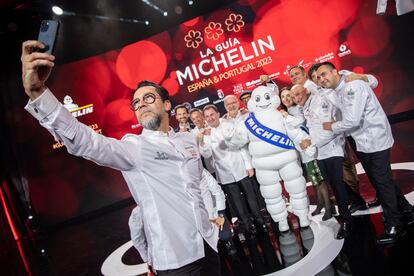 Los cocineros con tres estrellas durante la gala de la Guía Michelin 2023, el pasado 22 de noviembre en Toledo.