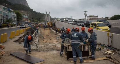 Obras en Barra da Tijuca, nudo de comunicaciones olímpicas.