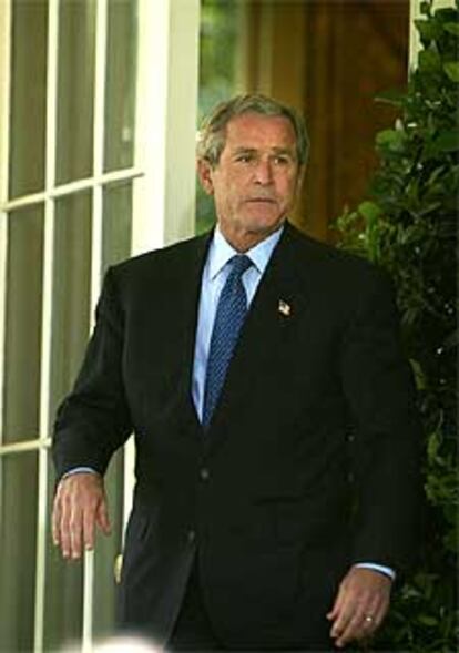 Bush se dispone a hablar con la prensa tras declarar en la Casa Blanca.