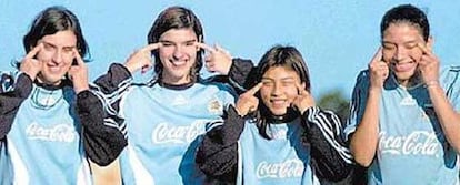 Cuatro jugadoras de la selección femenina de fútbol posan rasgándose los ojos.