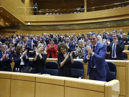 El presidente del Gobierno, Pedro Sánchez (a la derecha de la imagen), y la vicepresidenta primera y ministra de Hacienda, María Jesús Montero, durante la votación en el pleno del Congreso, reunido excepcionalmente en el Senado, este miércoles.