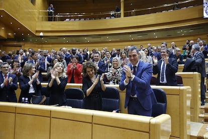 Pedro Sánchez aplaude, junto a miembros del Gobierno y la bancada socialista, tras la votación en el pleno del Congreso.