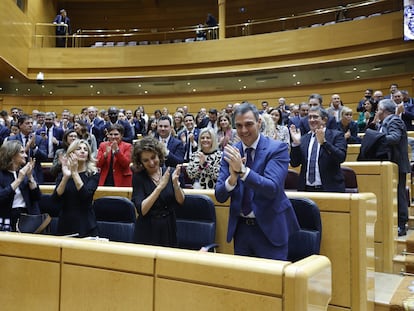 Pedro Sánchez aplaude, junto a miembros del Gobierno y la bancada socialista, tras la votación en el pleno del Congreso.