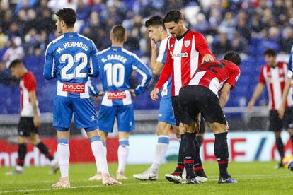 Aduriz y Raúl García, durante el partido del Athletic de este lunes. 