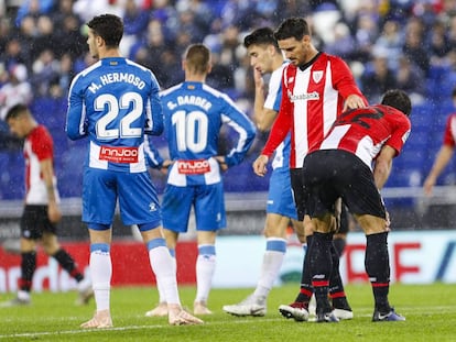 Aduriz y Raúl García, durante el partido del Athletic de este lunes. 