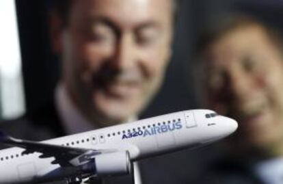 Vista de una maqueta del Airbus A320 con el presidente de Airbus, Fabrice Brégier, al fondo, durante la comparecencia anual ante los medios en Colomiers, sur de Francia, hoy, lunes 13 de enero de 2014.