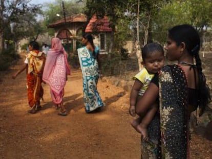 Soni Satish pasea con su bebé, Sloka, operado de labio leporino.