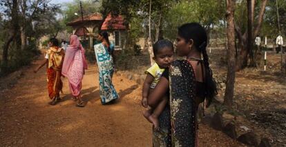 Soni Satish pasea con su bebé, Sloka, operado de labio leporino.