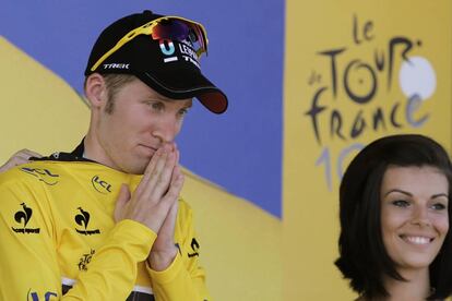 Bakelants recibe el maillot amarillo tras ganar una etapa en el Tour de 2013.