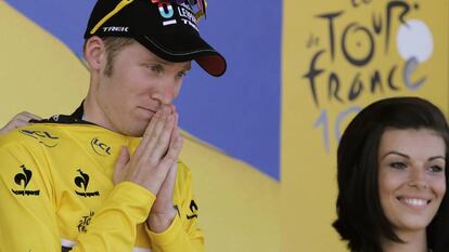 Bakelants recibe el maillot amarillo tras ganar una etapa en el Tour de 2013.