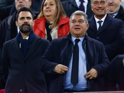 El presidente del Barcelona, Joan Laporta (en el centro), en el palco durante el partido de la Europa League entre Barça y Manchester United, este jueves en el Camp Nou.