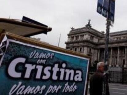 Un cartel frente al edificio que aloja tanto el Congreso como el Senado argentino el 25 de abril de 2012